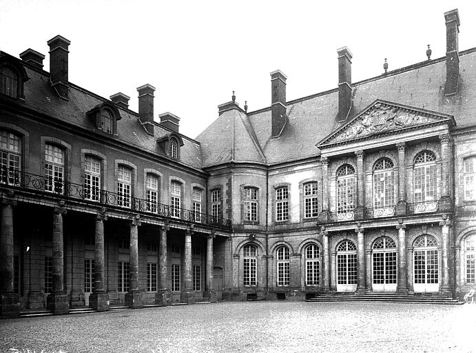 Cour d'honneur, angle nord-est