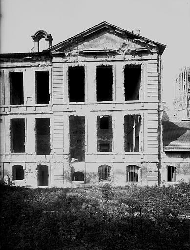 Bâtiment à l'est, pavillon central