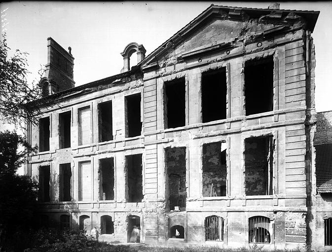 Bâtiment à l'est, pavillon et aile