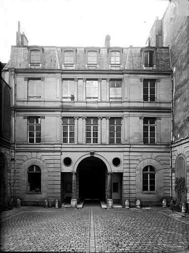 Cour, vers l'entrée