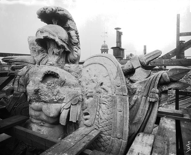 Trophée, casque, cuirasse et bouclier