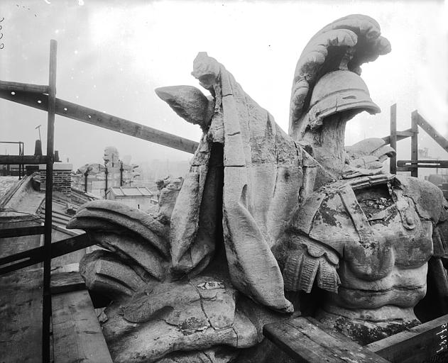 Trophée, casque, cuirasse et drapeau