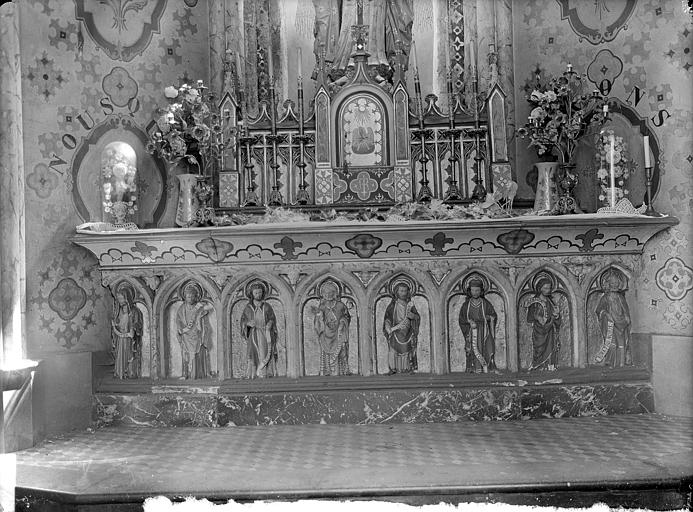 Tombeau d'Enguerrand de Lillers servant d'autel latéral : statuettes d'apôtres en demi-relief - © Ministère de la Culture (France), Médiathèque du patrimoine et de la photographie, diffusion RMN-GP