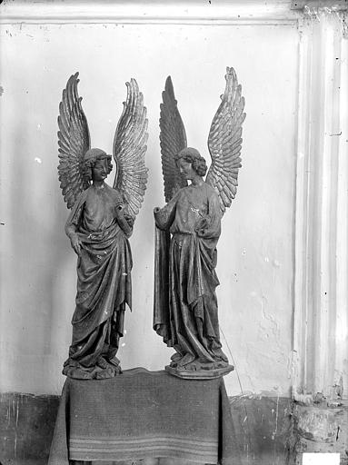 Deux statues en bois doré : anges