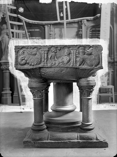Fonts baptismaux, vus de face. Fonts baptismaux (ensemble de face)