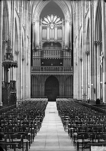 Nef et buffet d'orgue. Buffet d'orgue : vue d'ensemble prise de la nef