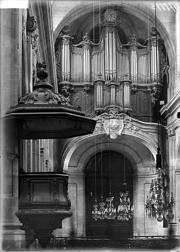 Chaire et buffet d'orgue. Chaire à prêcher et buffet d'orgue