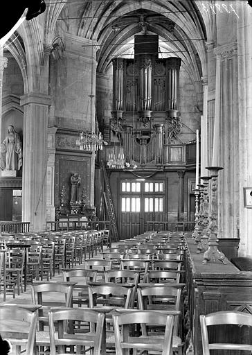 Vue intérieure de la nef vers l'entrée : Buffet d'orgue