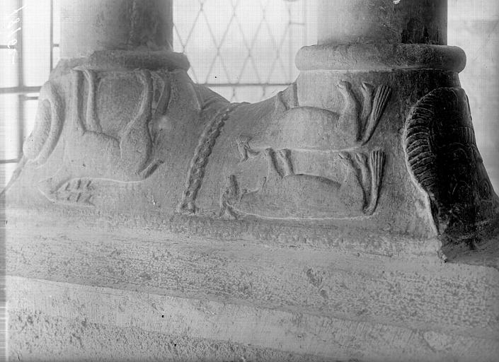 Salle capitulaire : Chapiteau de la colonne géminée