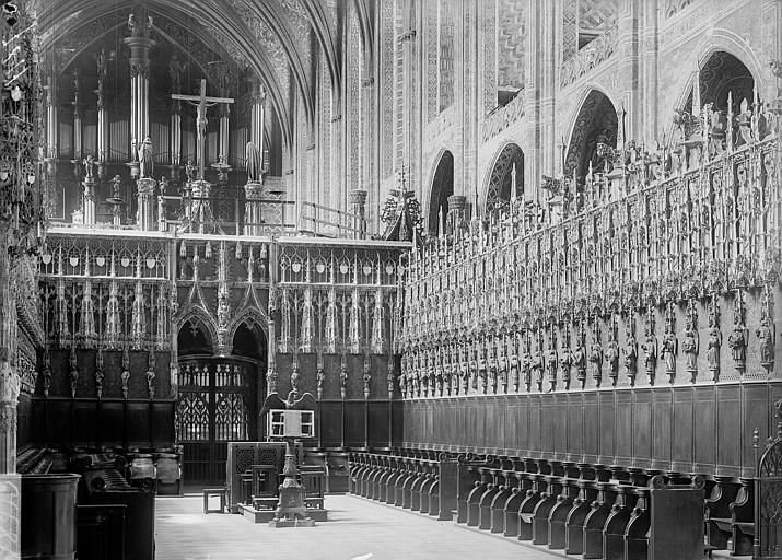 Vue intérieure du choeur : jubé et stalles