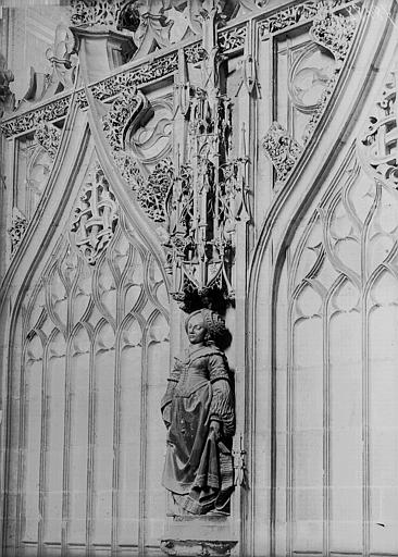 Clôture du choeur, statue entre deux arcades : Judith