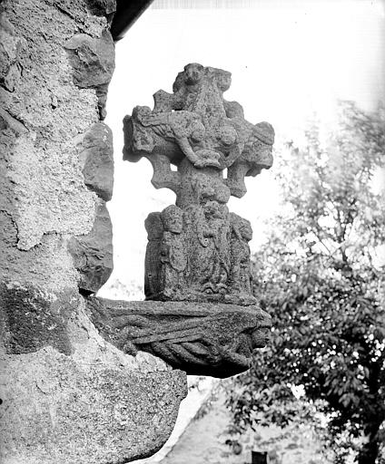 Croix sculptée sur le mur