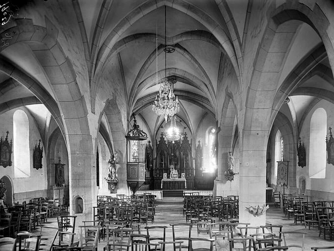 Vue intérieure de la nef vers le choeur