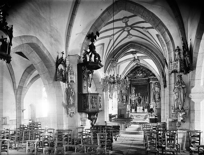 Vue intérieure de la nef vers le choeur