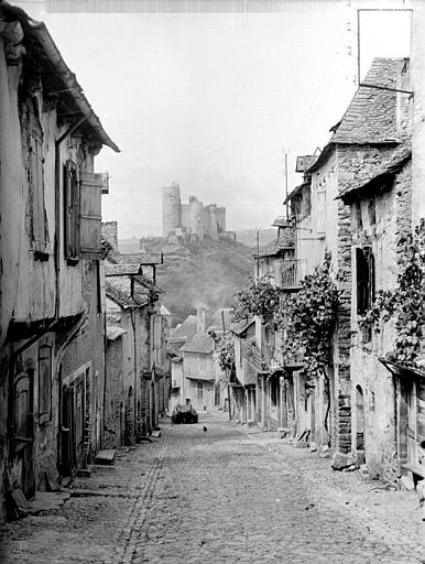 Vue prise de la rue du Bariou bordée de vieilles maisons