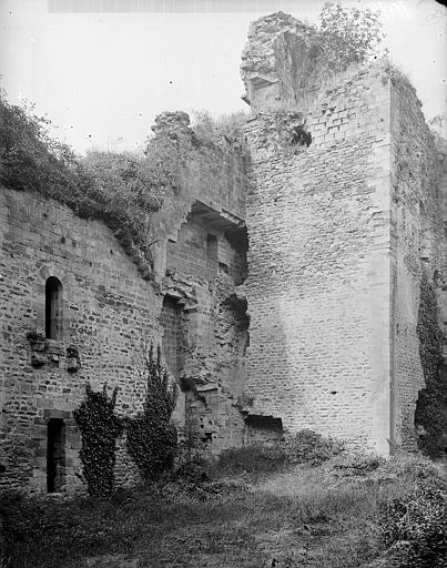 Cour intérieure : Donjon carré et façade