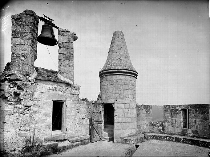 Donjon circulaire : Plateforme supérieure avec la cheminée abritant une horloge