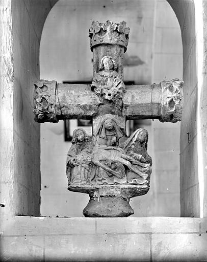 Croix de cimetière : Vierge de Pitié entre saint Jean et sainte Madeleine