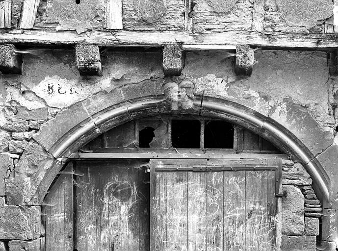 Façade sur rue : Arcade de la porte principale du rez-de-chaussée. Clef d'arc : Le Baiser de Judas