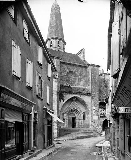 Façade ouest prise d'une rue