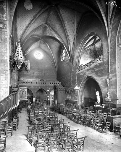 Vue intérieure de la nef vers l'entrée