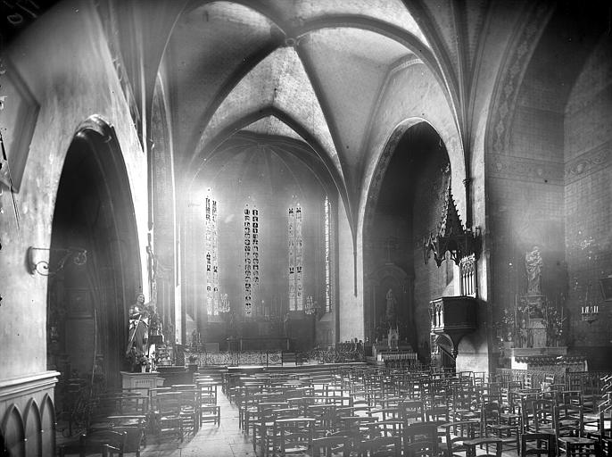 Vue intérieure de la nef vers le choeur