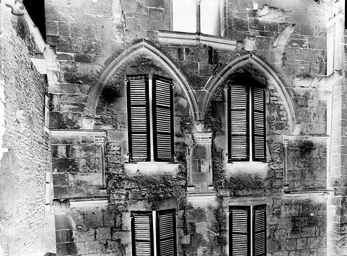 Façade sur rue : Fenêtres du deuxième étage