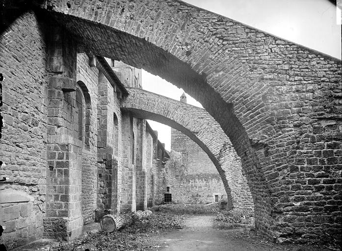 Façade sud, en perspective vers l'est : Arcs-boutants