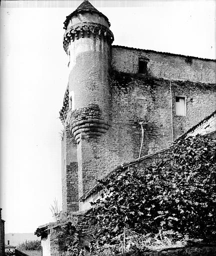 Donjon : Tourelle en encorbellement au nord-est