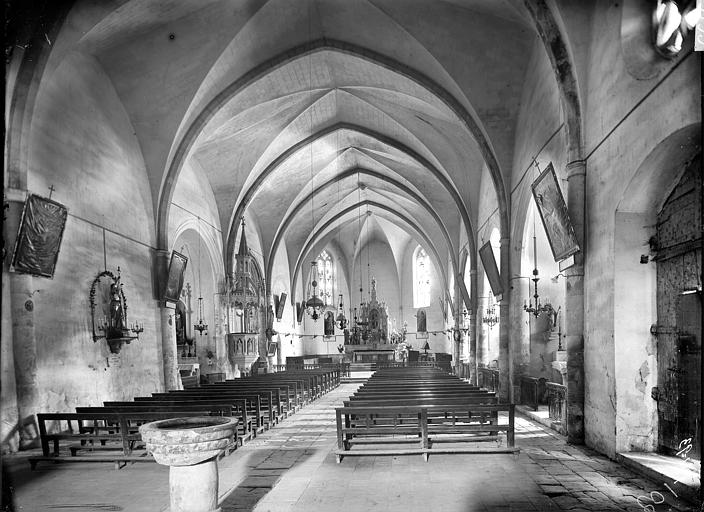 Vue intérieure de la nef vers le choeur