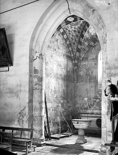 Vue intérieure de la chapelle des fonts baptismaux