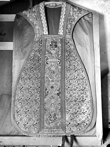 Chasuble, étole, manipule, voile du calice, corporal