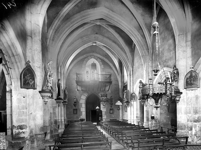 Vue intérieure de la nef vers l'entrée