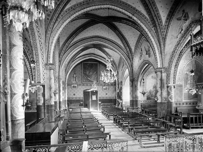 Vue intérieure de la nef vers l'entrée