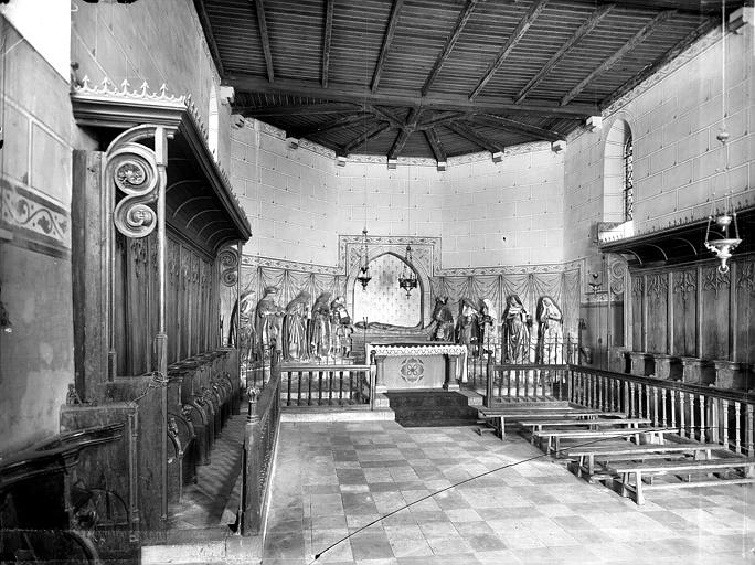 Vue intérieure de la nef vers le choeur