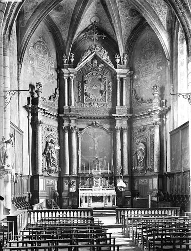 Retable. Retable du maître-autel architecturé à niches : La Crucifixion, saint Pierre, saint Paul