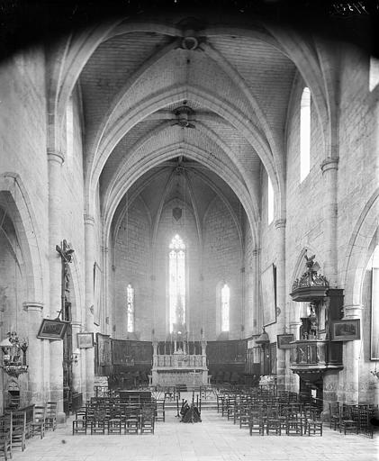 Vue intérieure de la nef vers le choeur