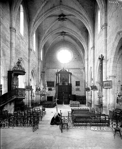 Vue intérieure de la nef vers l'entrée