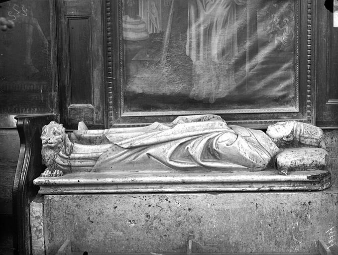 Statue funéraire d'évêque. Monument funéraire de Pierre des Prés de Montpezat, fondateur de la collégiale Saint-Martin, mort en 1361 : statue de gisant en marbre uni blanc