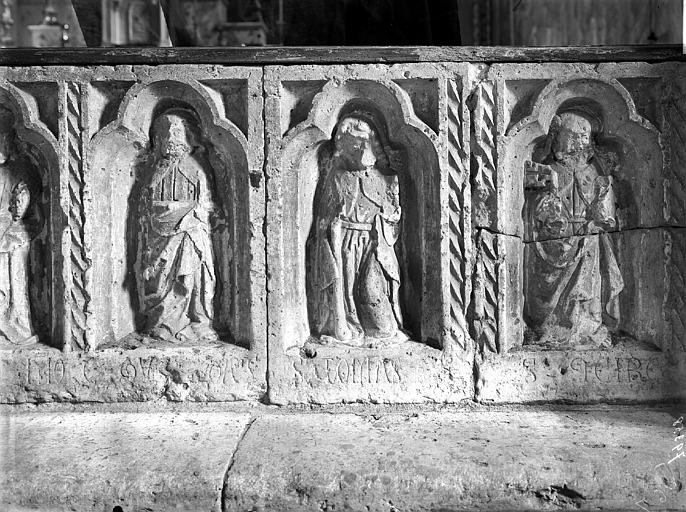 Table de communion, panneaux. Clôture de choeur. Panneaux sculptés en bas-relief provenant d'un autel : Les Apôtres