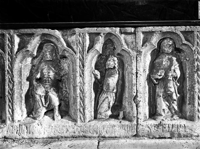 Table de communion, panneaux. Clôture de choeur. Panneaux sculptés en bas-relief provenant d'un autel : Les Apôtres