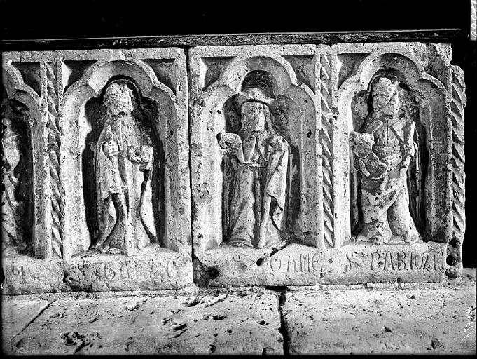 Table de communion, panneaux. Clôture de choeur. Panneaux sculptés en bas-relief provenant d'un autel : Les Apôtres