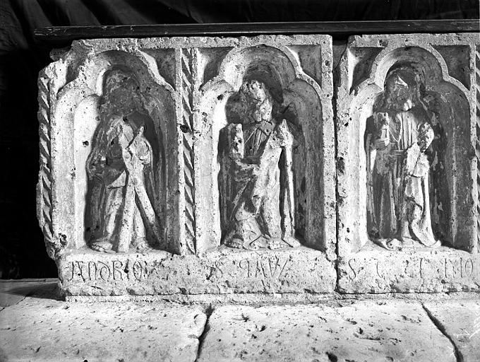 Table de communion, panneaux. Clôture de choeur. Panneaux sculptés en bas-relief provenant d'un autel : Les Apôtres