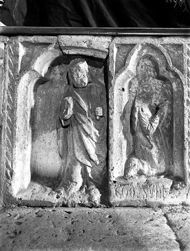 Table de communion, panneaux. Clôture de choeur. Panneaux sculptés en bas-relief provenant d'un autel : Les Apôtres