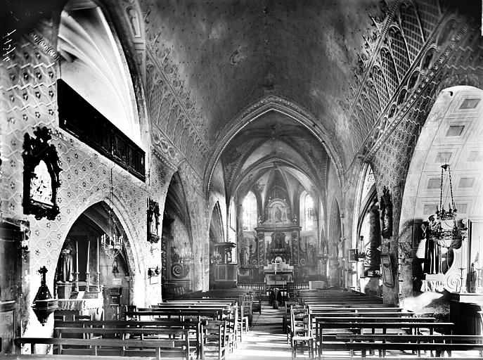 Vue intérieure de la nef vers le choeur