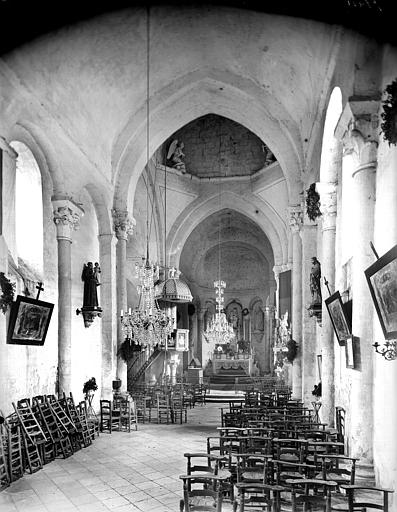 Vue intérieure de la nef vers le choeur