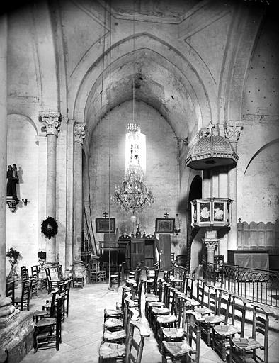 Vue intérieure de la nef, côté sud : Chapelle latérale