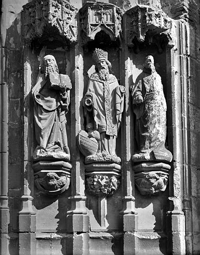 Portail de la façade sud : Statues colonnes de l'ébrasement droit