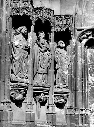 Portail de la façade sud : Statues colonnes de l'ébrasement gauche