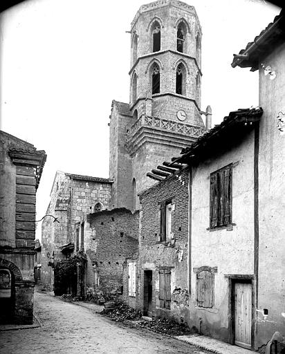 Clocher, pris d'une rue